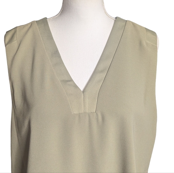 Lisa Rinna Sleeveless Top - Picture 2 of 5